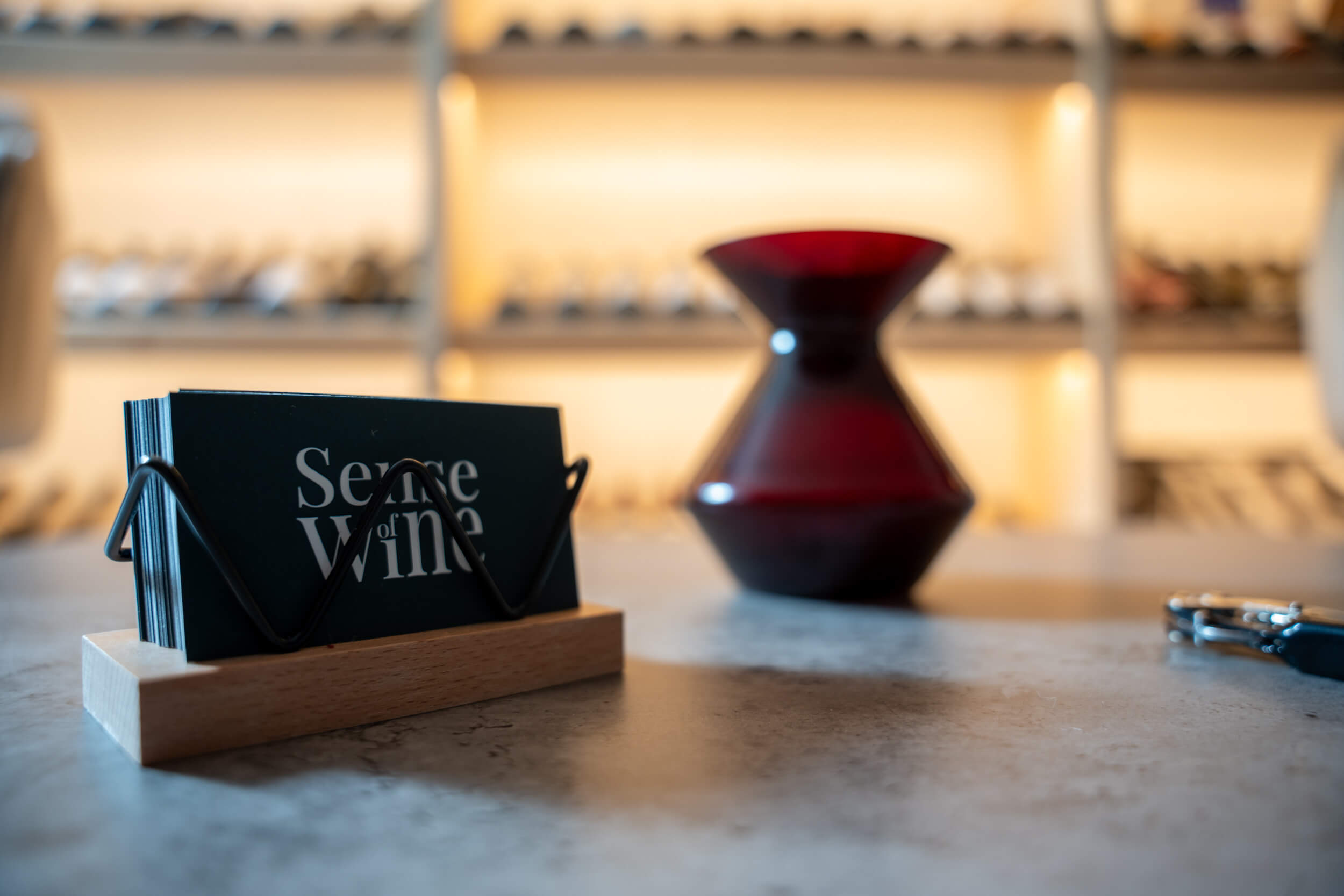 Detail karafy a vizitek Sense of Wine v showroomu